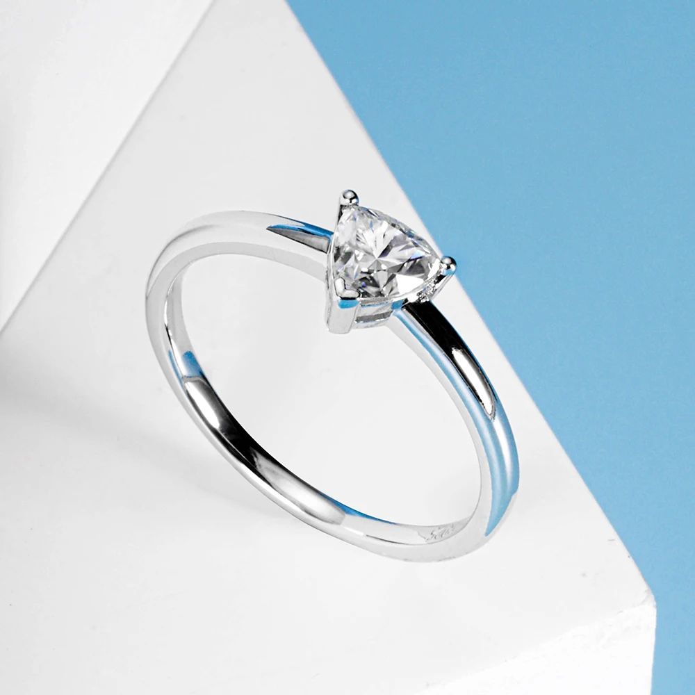 White Gold 0.5ct 5mm Moissanite Ring for Women S925 Solid Silver Lab Diamond Wedding Band Luxury Jewelry GRA
White Gold 0.5ct 5mm Moissanite Ring for Women S925 Solid Silver Lab Diamond Wedding Band Luxury Jewelry GRA
