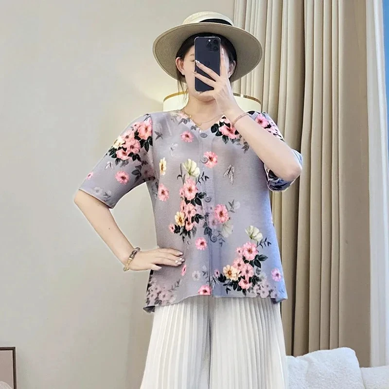 Miyake Loose Versatile Fashion Casual Pleated Women's V-neck Shirt Half-sleeve Print Design Sense Comfortable Top 2025 Summer
Miyake Loose Versatile Fashion Casual Pleated Women's V-neck Shirt Half-sleeve Print Design Sense Comfortable Top 2025 Summer