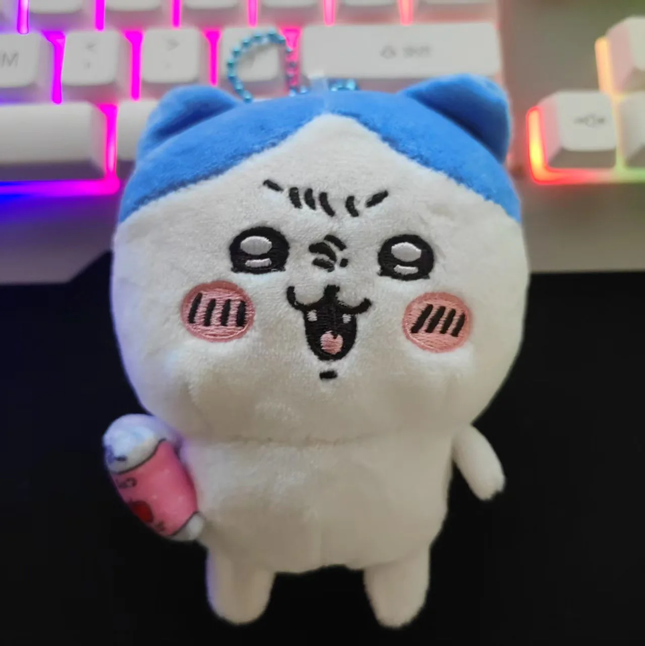 Chiikawa Drinks Soda Hachiwera — милый и жестокий маленький кот, очаровательная плюшевая игрушка или кукла, товары, серьги, подарок Nagano
Chiikawa Drinks Soda Hachiwera — милый и жестокий маленький кот, очаровательная плюшевая игрушка или кукла, товары, серьги, подарок Nagano