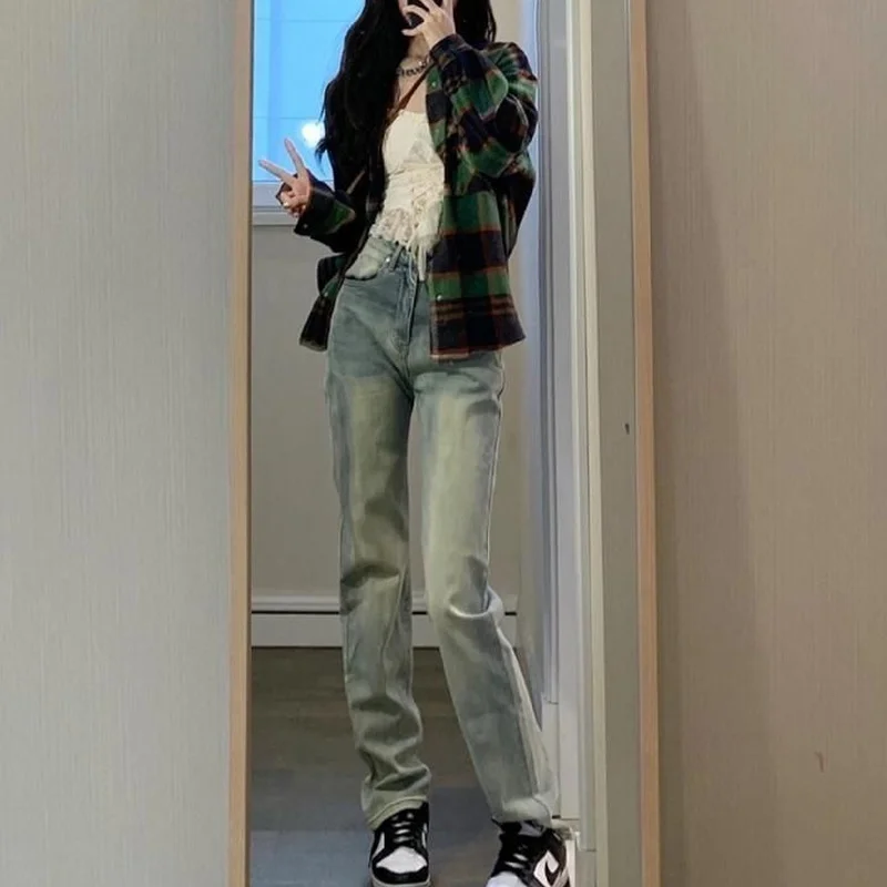 Джинсы женские прямые джинсовые ретро полная длина в стиле BF, летняя новая коллекция, стильные, шикарные, свободные, повседневные, с высокой талией, винтажные
Джинсы женские прямые джинсовые ретро полная длина в стиле BF, летняя новая коллекция, стильные, шикарные, свободные, повседневные, с высокой талией, винтажные