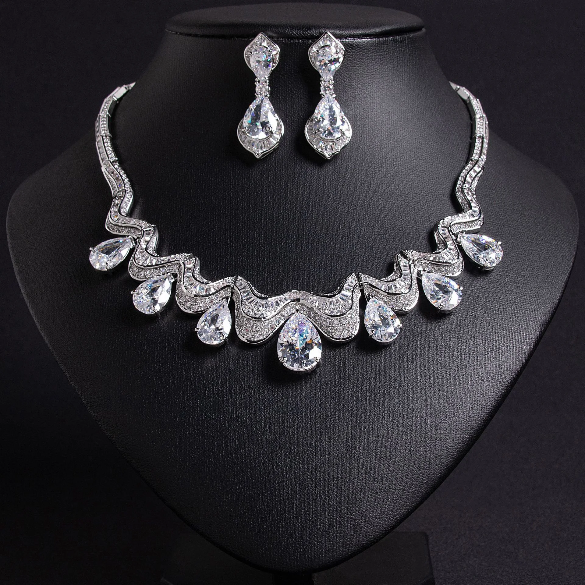 European Fashion Water Drop Shape High-end Zircon Light Luxury Necklace Stud Earrings Set Women Jewelry Wholesale
European Fashion Water Drop Shape High-end Zircon Light Luxury Necklace Stud Earrings Set Women Jewelry Wholesale