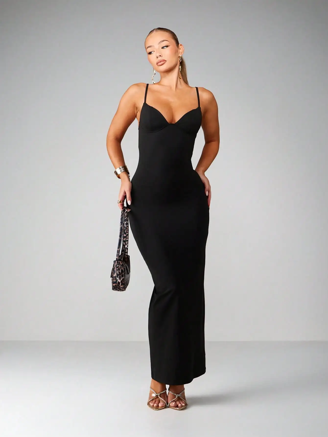 Черное облегающее платье миди без рукавов с вырезом в форме сердца и приталенным силуэтом
Черное облегающее платье миди без рукавов с вырезом в форме сердца и приталенным силуэтом