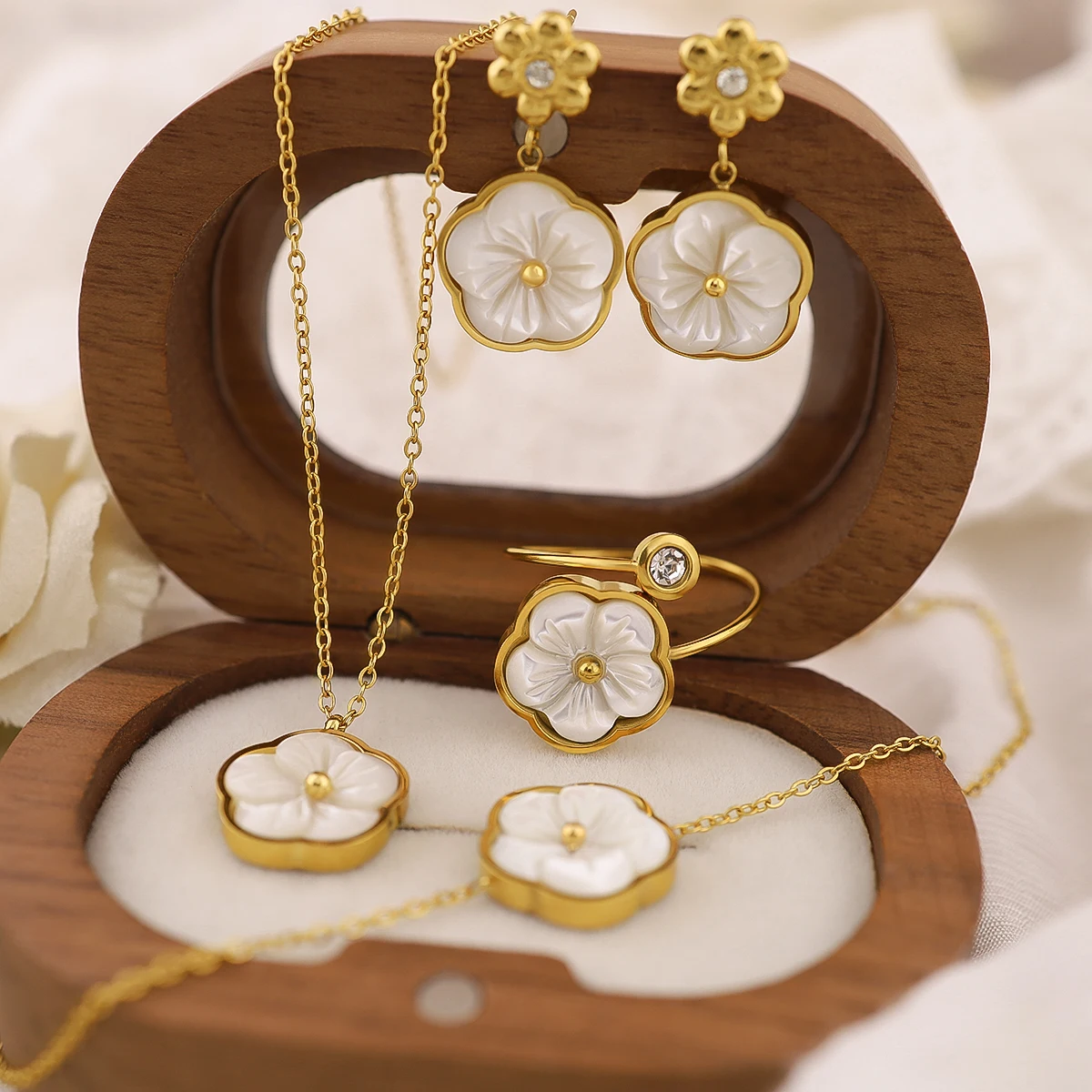 WILD & FREE 18K Gold Plated Stainless Steel Flower Jewelry Set Women White Shell Bracelet Earrings Necklace Ring Waterproof
WILD & FREE 18K Gold Plated Stainless Steel Flower Jewelry Set Women White Shell Bracelet Earrings Necklace Ring Waterproof