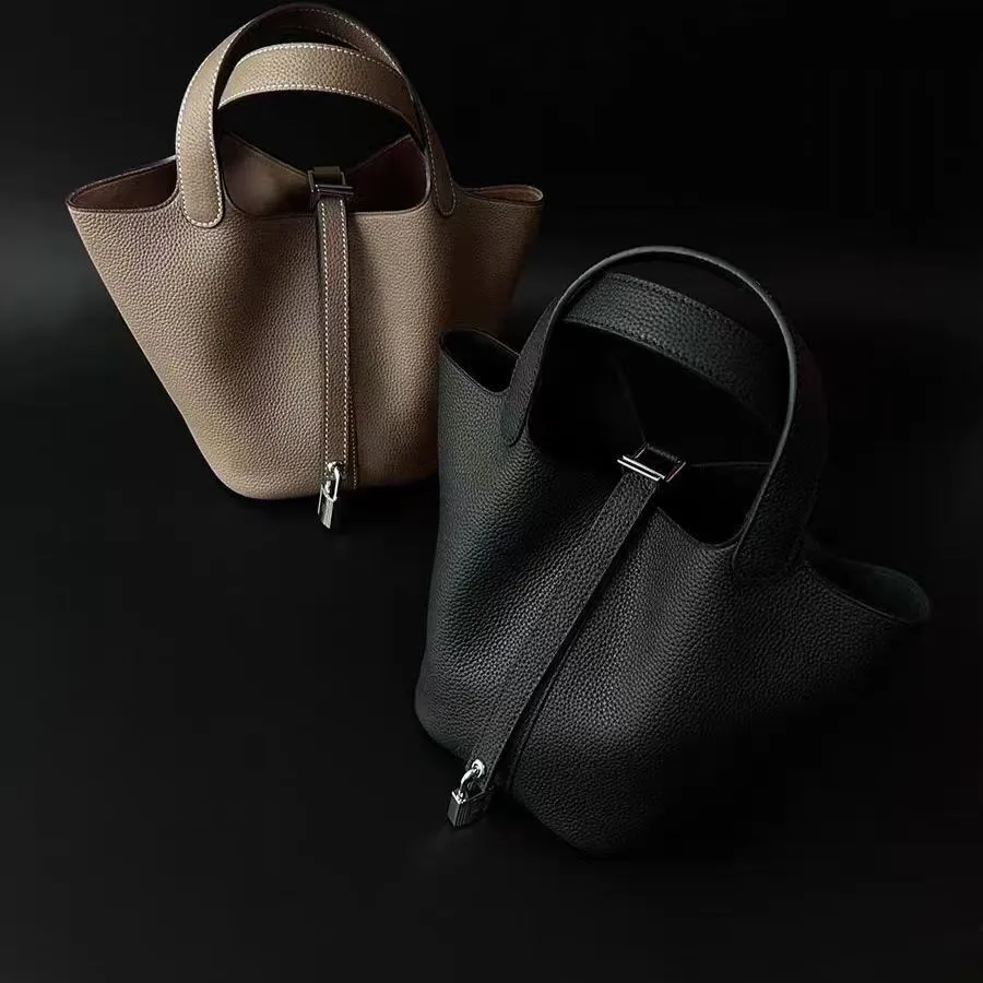 Fashion bucket bag new versatile genuine leather women's bag high-end handbag tote.
Fashion bucket bag new versatile genuine leather women's bag high-end handbag tote.
