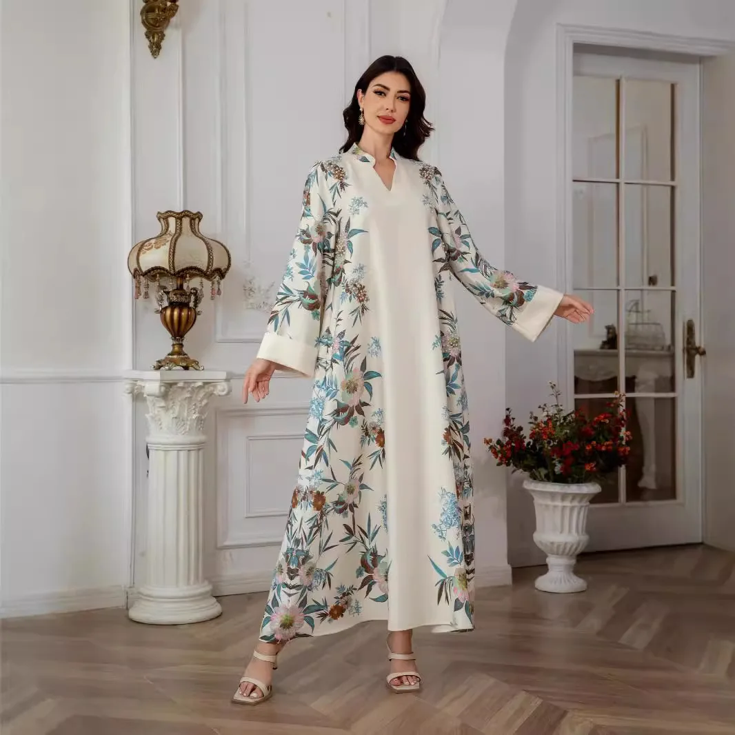 New style Muslim women's long robes from Turkey, fashionable printed V-neck long-sleeved dresses from Dubai and Saudi Arabia.
New style Muslim women's long robes from Turkey, fashionable printed V-neck long-sleeved dresses from Dubai and Saudi Arabia.
