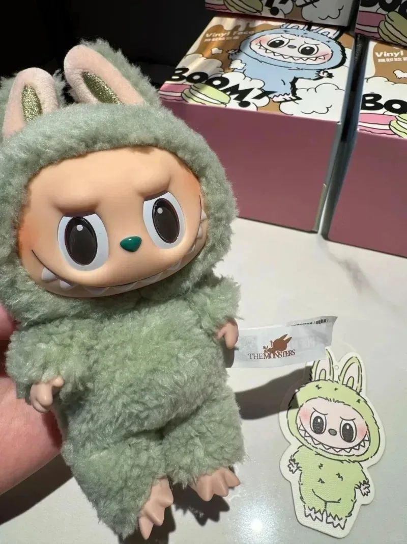 POPMART оригинальный продукт, захватывающие макароны LabubuV1, виниловые куклы, украшения, слепая коробка, кавайная игрушка, подарки на день рождения или Рождество
POPMART оригинальный продукт, захватывающие макароны LabubuV1, виниловые куклы, украшения, слепая коробка, кавайная игрушка, подарки на день рождения или Рождество