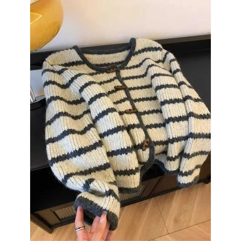 Versatile Striped Women's 2024 Autumn New Lazy Style Horn Buckle V-neck Loose Long-sleeved Cropped Sweater Knitted Cardigan
Versatile Striped Women's 2024 Autumn New Lazy Style Horn Buckle V-neck Loose Long-sleeved Cropped Sweater Knitted Cardigan
