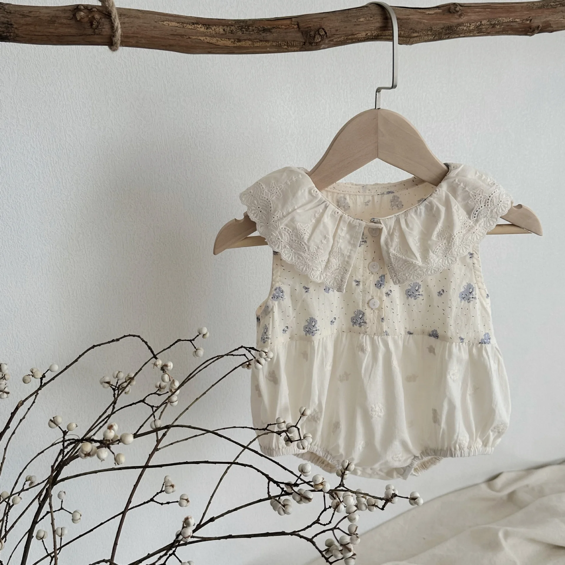 INS Summer Infant Lace Collar Floral Splicing Short-sleeved Romper Girl Baby Going Out Lady Climbing Suit
INS Summer Infant Lace Collar Floral Splicing Short-sleeved Romper Girl Baby Going Out Lady Climbing Suit