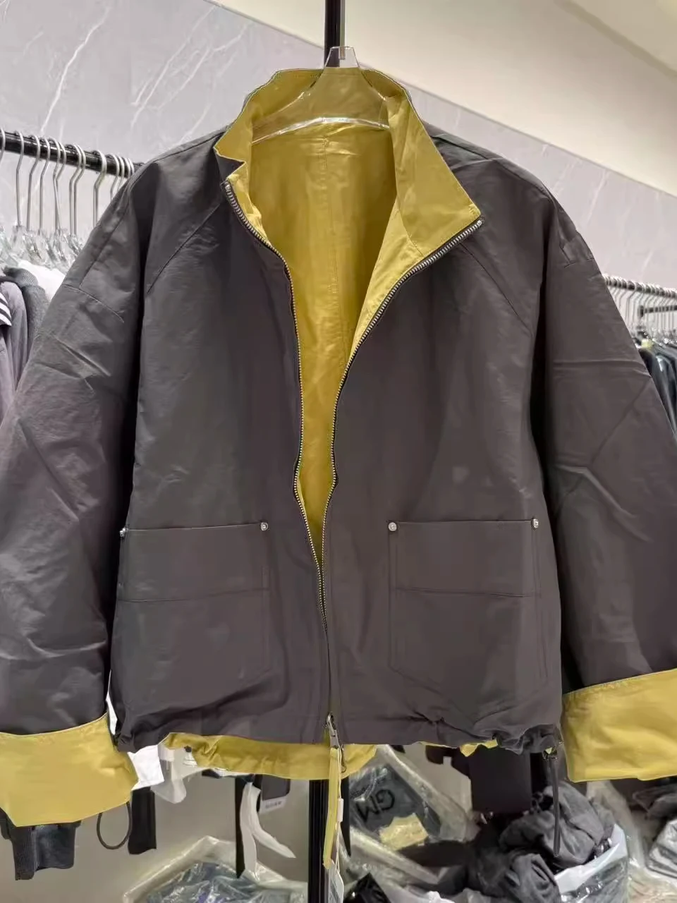 Повседневная свободная куртка-бомбер унисекс с воротником-стойкой, осенне-весенняя, в стиле колор-блок, верхняя одежда с дизайнерским акцентом
Повседневная свободная куртка-бомбер унисекс с воротником-стойкой, осенне-весенняя, в стиле колор-блок, верхняя одежда с дизайнерским акцентом