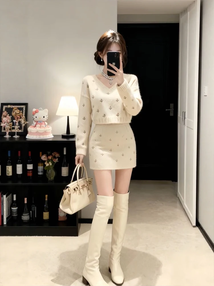 Lush plus Size Winter Fashion Set Korean Lazy Style V-Neck Knitted Top And Wrap around Short Skirt Two Piece Women's Outfit
Lush plus Size Winter Fashion Set Korean Lazy Style V-Neck Knitted Top And Wrap around Short Skirt Two Piece Women's Outfit