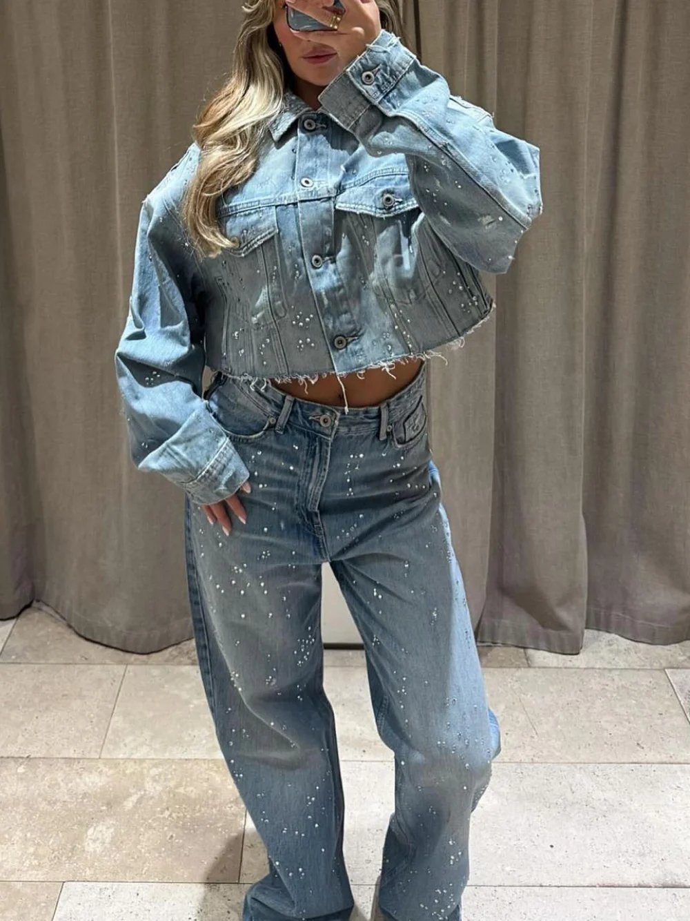 Fashion Rhinestone Denim Short Jacket Pants Set Women Lapel Single Breast Crop Top Straight Jeans 2025 Autumn Lady Chic Suit New
Fashion Rhinestone Denim Short Jacket Pants Set Women Lapel Single Breast Crop Top Straight Jeans 2025 Autumn Lady Chic Suit New
