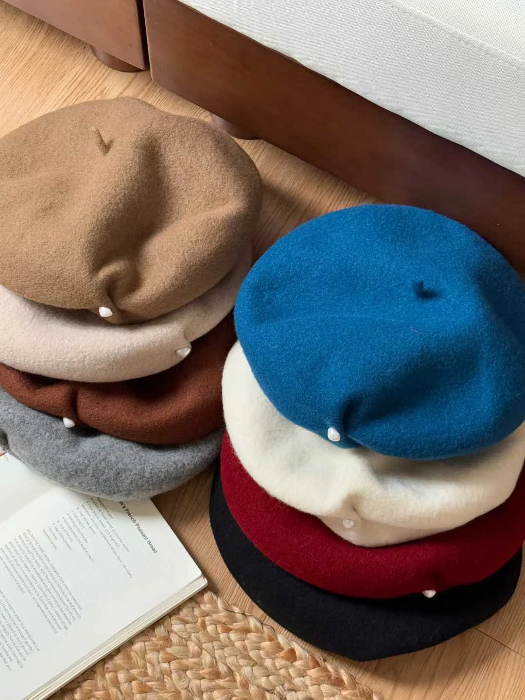 Шерстяной берет для женщин — мягкая однотонная кепка художника с бисером, зимние повседневные аксессуары
Шерстяной берет для женщин — мягкая однотонная кепка художника с бисером, зимние повседневные аксессуары