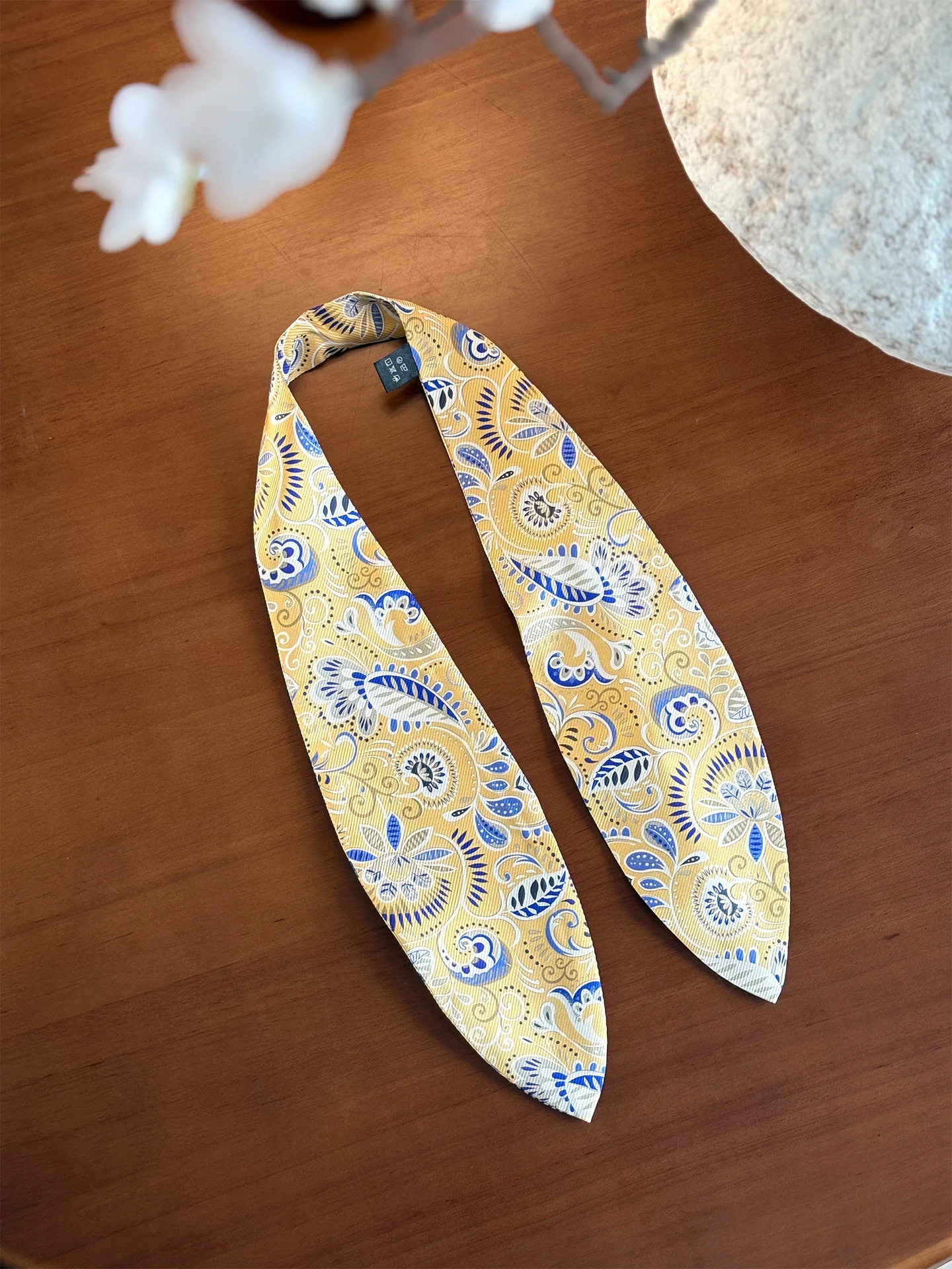 Retro Walnut Pattern Silk Scarf Multifunctional Warm Yellow Blue Collision High-End Feelings Necktie for Youth And Middle-Aged
Retro Walnut Pattern Silk Scarf Multifunctional Warm Yellow Blue Collision High-End Feelings Necktie for Youth And Middle-Aged