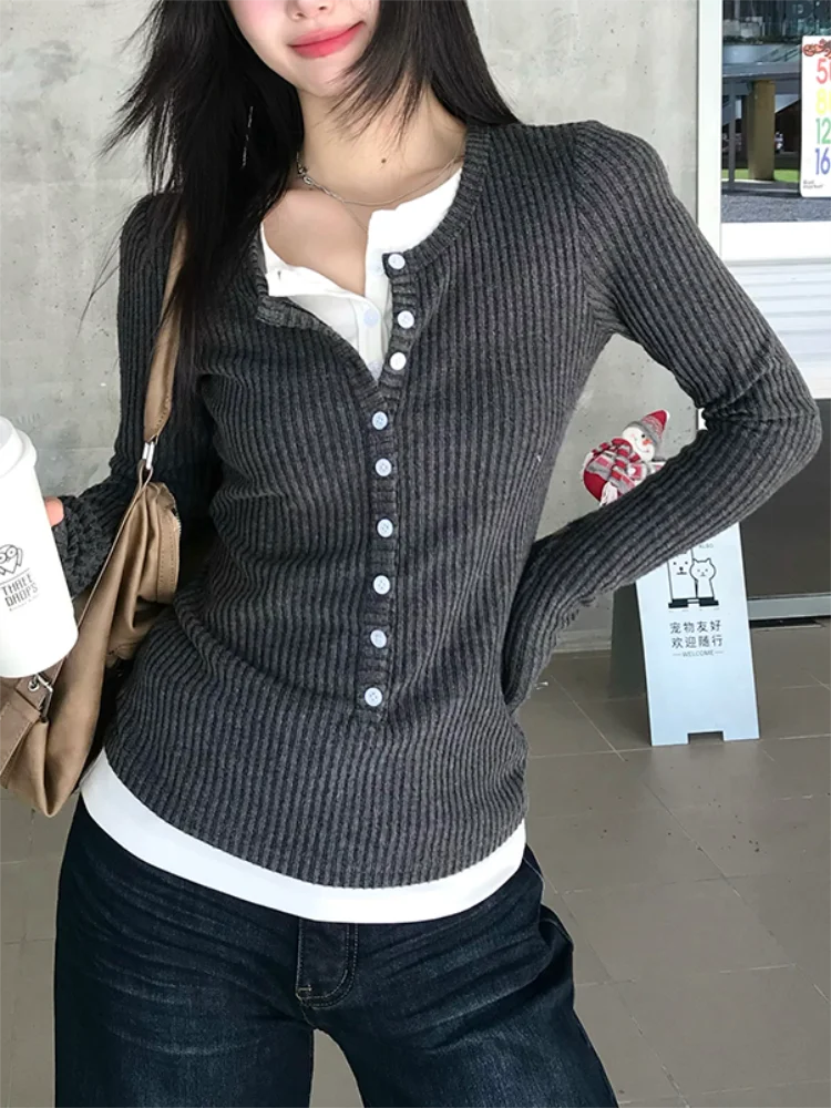 Женская осенне-зимняя футболка с длинным рукавом, базовая рубашка, уличная одежда для пикантных девушек, футболка из двух предметов на пуговицах, модная одежда, топ
Женская осенне-зимняя футболка с длинным рукавом, базовая рубашка, уличная одежда для пикантных девушек, футболка из двух предметов на пуговицах, модная одежда, топ
