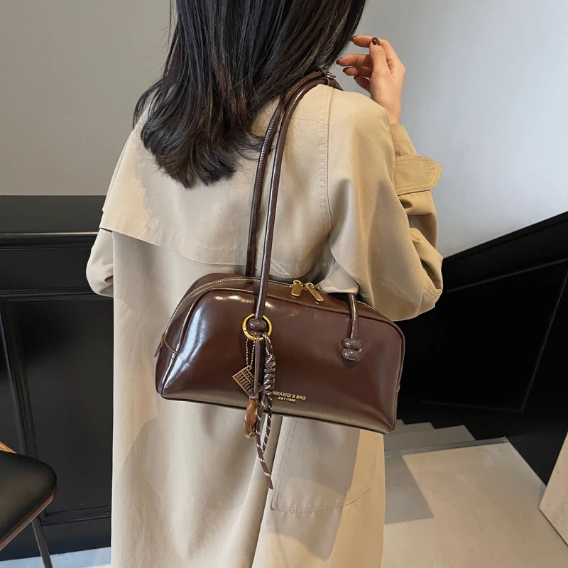 Trendy Retro Bowling Bag Women's Large Capaci Red oulder Bag Underarm Bag Soft Handle Pillow aped Pure Color
Trendy Retro Bowling Bag Women's Large Capaci Red oulder Bag Underarm Bag Soft Handle Pillow aped Pure Color