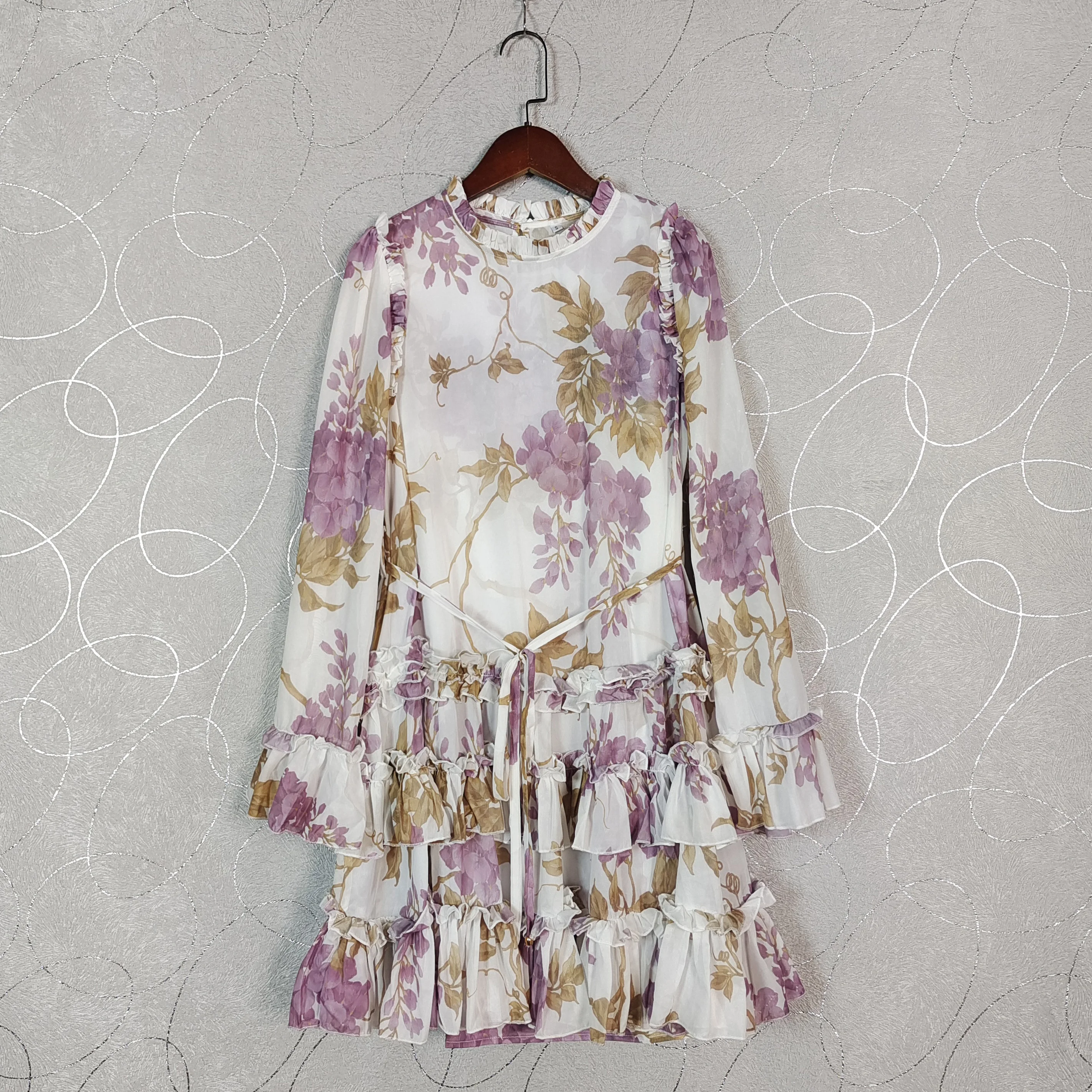 Small fashion loose round collar bell sleeve spring and summer 2024 female print fungus layer tie short Dress
Small fashion loose round collar bell sleeve spring and summer 2024 female print fungus layer tie short Dress