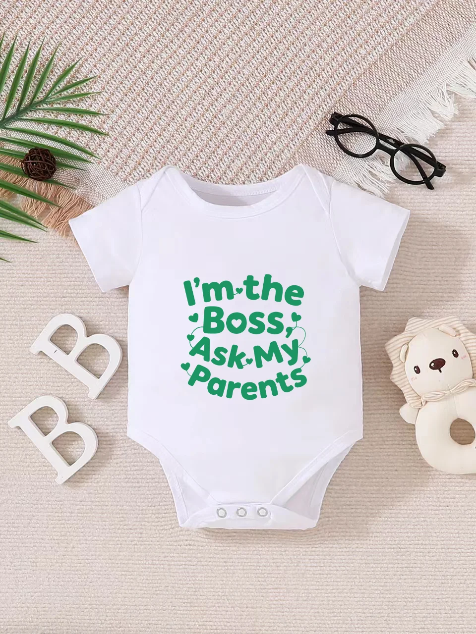 Playful letter-printed baby short-sleeve triangle bodysuit. Button closure for easy dressing, machine washable
Playful letter-printed baby short-sleeve triangle bodysuit. Button closure for easy dressing, machine washable