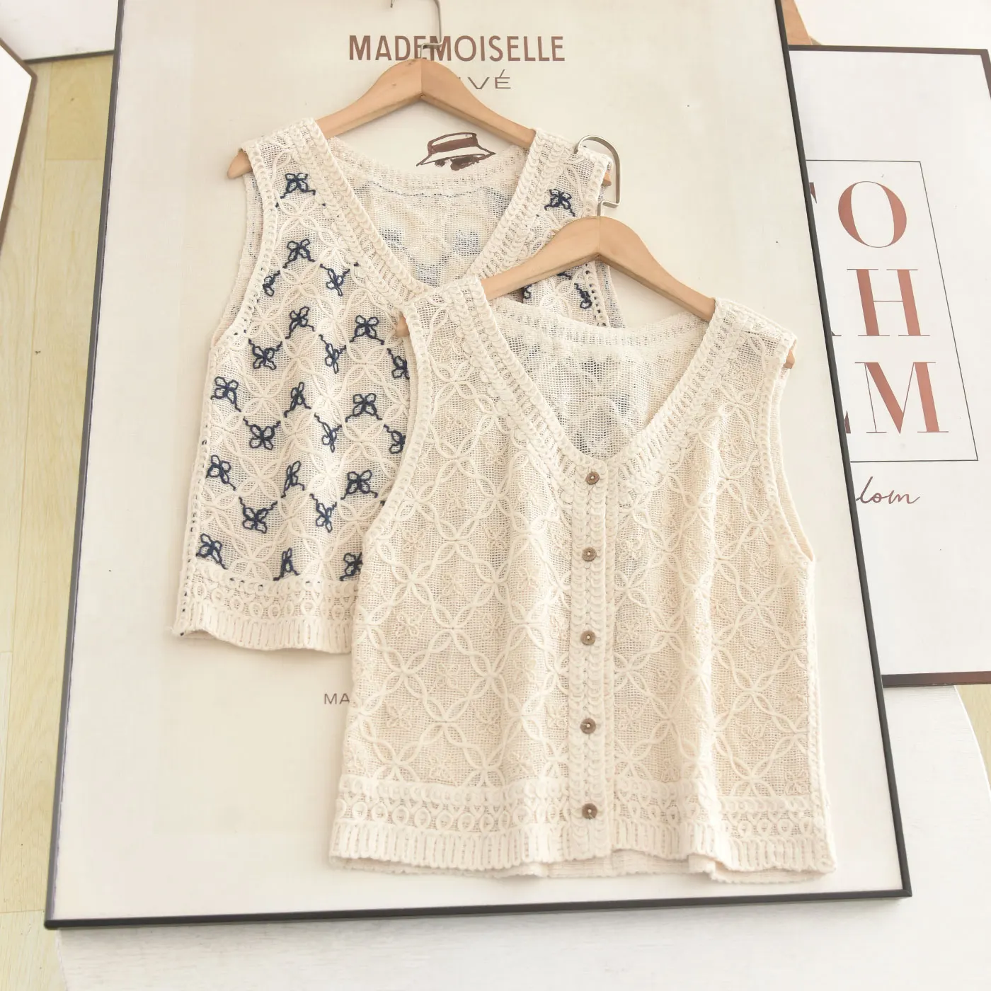 Elegant Hollow out Cardigan V-Neck Unique Versatile Sleeveless Vest Top French Style Knitted Short Length Button Closure
Elegant Hollow out Cardigan V-Neck Unique Versatile Sleeveless Vest Top French Style Knitted Short Length Button Closure
