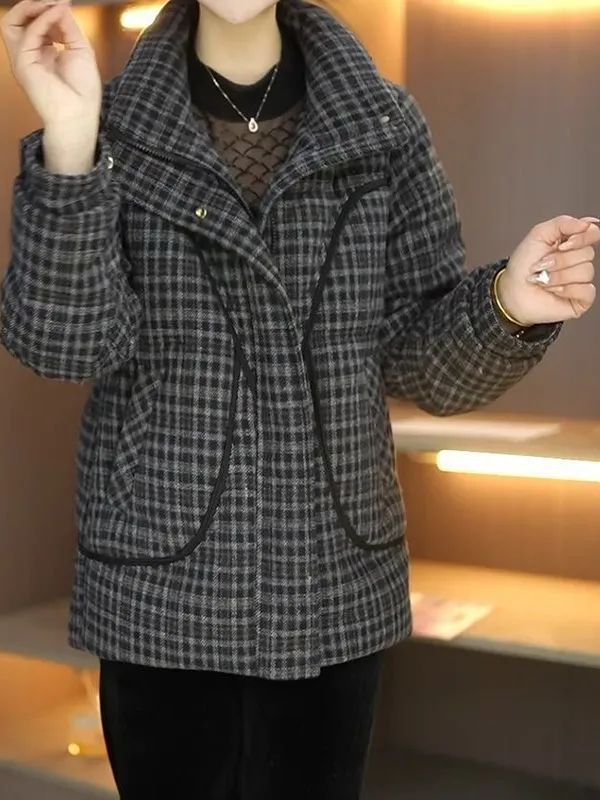 Ретро-куртка в клетку из теплого хлопка для женщин, повседневная, с воротником-стойкой, модная верхняя одежда для досуга и поездок на работу
Ретро-куртка в клетку из теплого хлопка для женщин, повседневная, с воротником-стойкой, модная верхняя одежда для досуга и поездок на работу