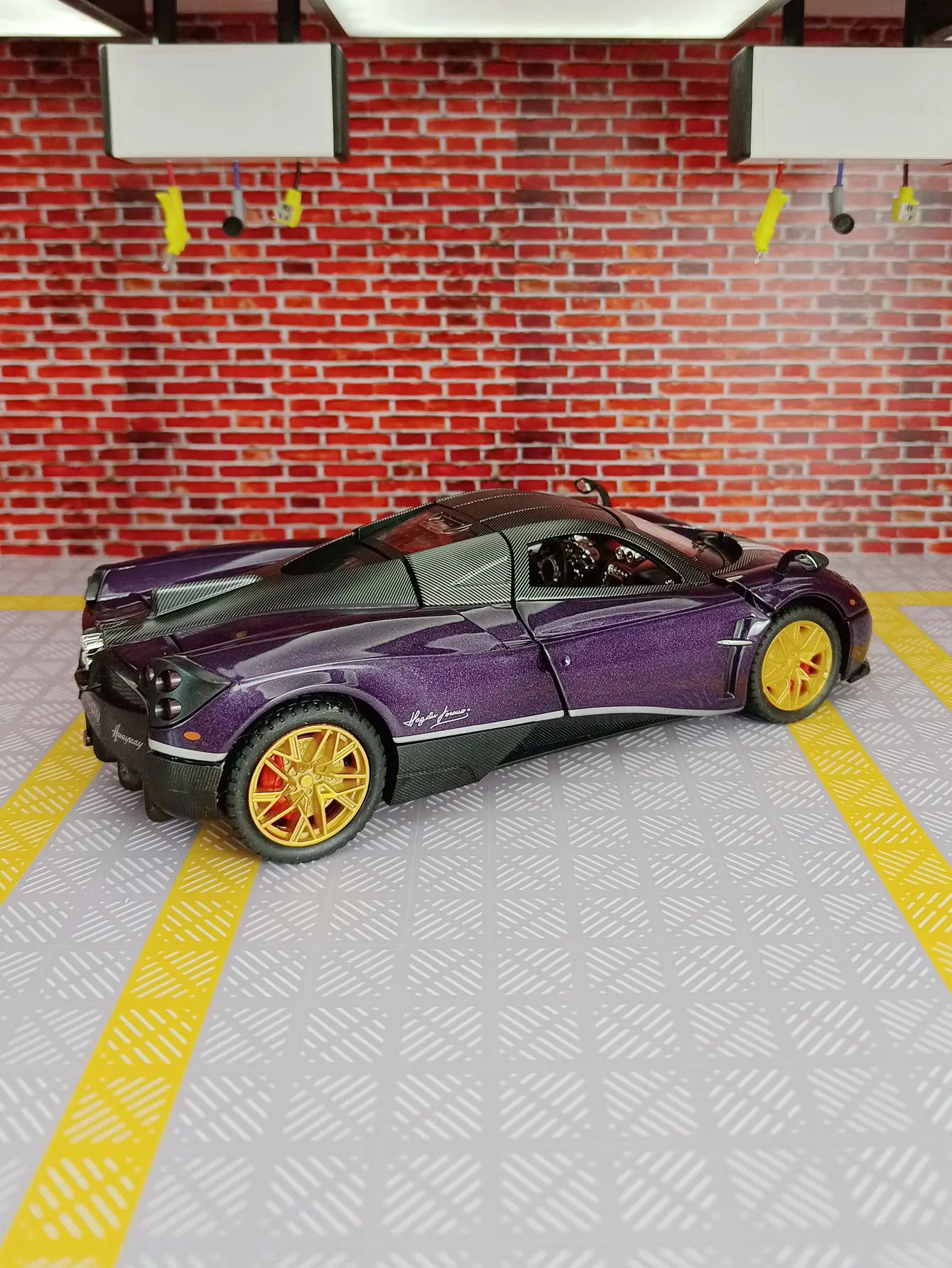1:24 simulation Pagani alloy super sports car model door and hood boot can open has sound and lighting functions rich details
1:24 simulation Pagani alloy super sports car model door and hood boot can open has sound and lighting functions rich details