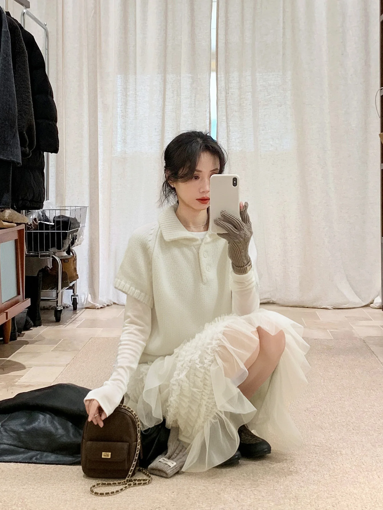 BRIVIN Корейский белый вязаный жилет с коротким рукавом для женщин, модный облегающий топ для многослойных образов, зимняя новинка
BRIVIN Корейский белый вязаный жилет с коротким рукавом для женщин, модный облегающий топ для многослойных образов, зимняя новинка