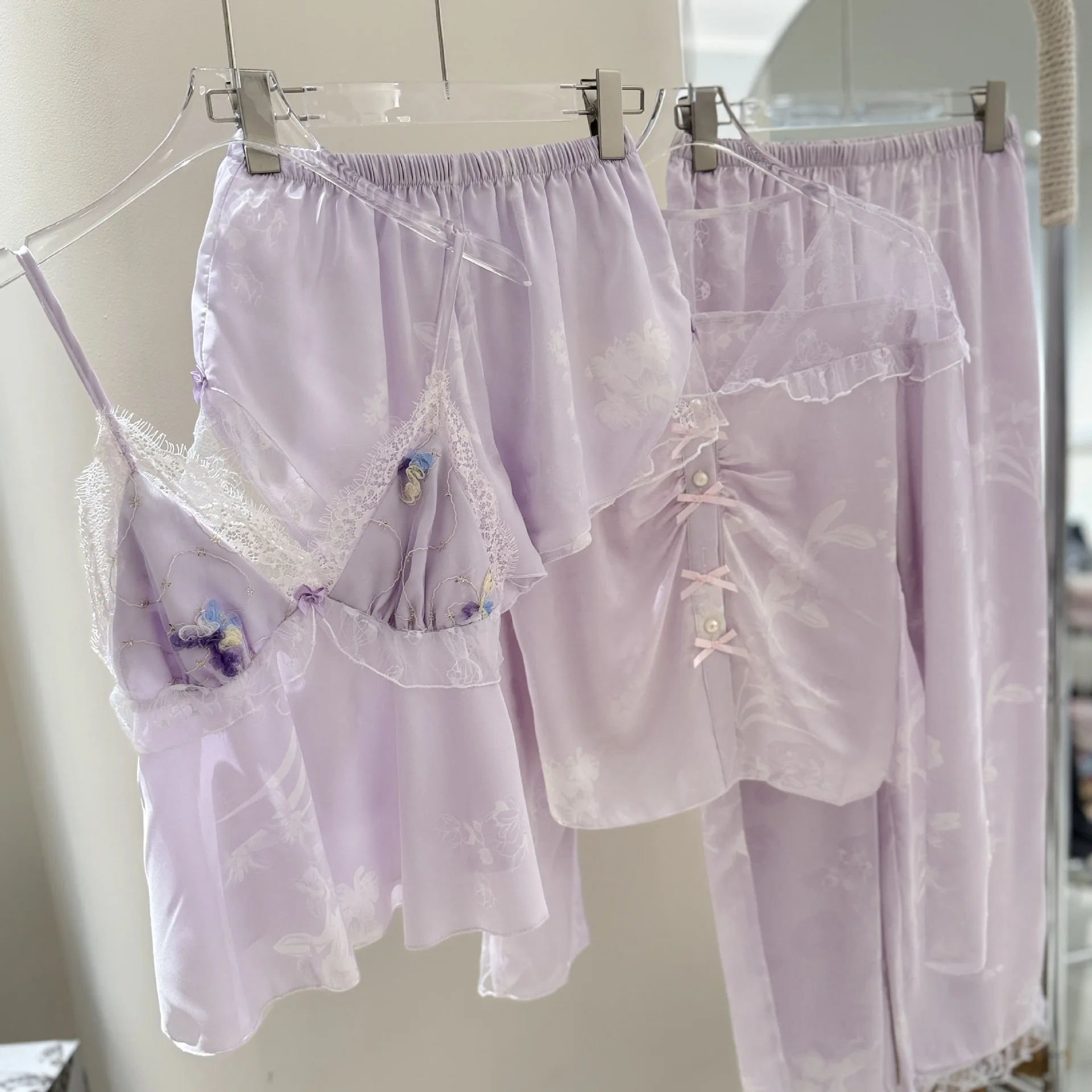 Spring Summer Women Sleepwear 5Pcs Pajamas Set Sexy Lace Nightgown Home Clothes Loose Casual Satin Trouser Pijamas Suit Homewear
Spring Summer Women Sleepwear 5Pcs Pajamas Set Sexy Lace Nightgown Home Clothes Loose Casual Satin Trouser Pijamas Suit Homewear