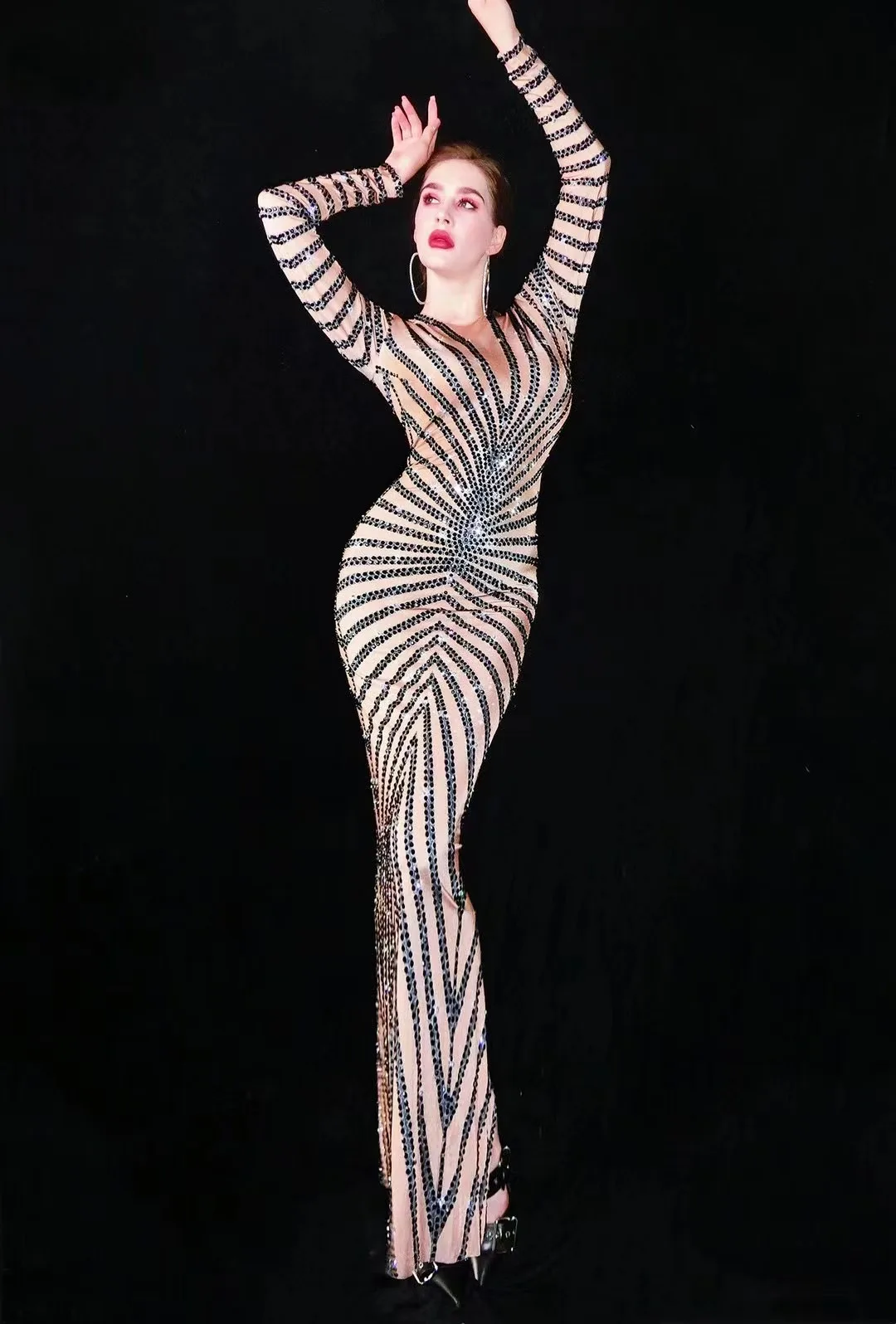 Performance clothes, nightclubs, bars, female singers, full diamond black stripes, long sleeves, buttocks wrapped models, runway
Performance clothes, nightclubs, bars, female singers, full diamond black stripes, long sleeves, buttocks wrapped models, runway