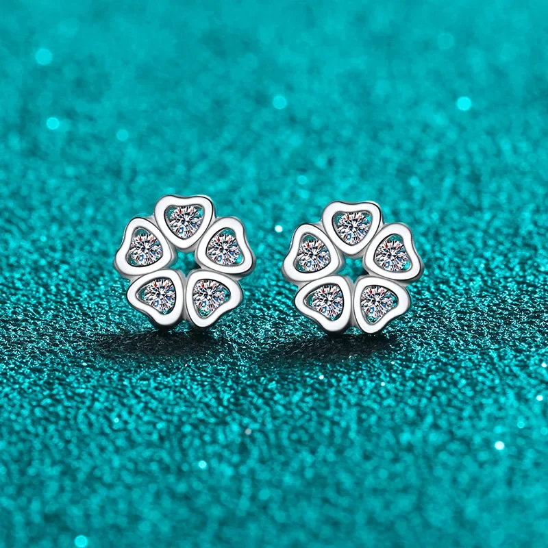 18K Gold Inlaid with Love Petals Moissanite 25 Cent Earrings and PT950 Platinum Small Fresh Holiday Gift Fashionable Earrings
18K Gold Inlaid with Love Petals Moissanite 25 Cent Earrings and PT950 Platinum Small Fresh Holiday Gift Fashionable Earrings
