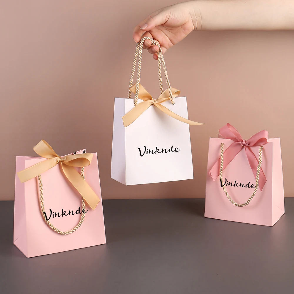 Персонализированная сумка с логотипом 14x6x12см для упаковки ювелирных изделий, свадебных подарков, сувениров на детский праздник, конфет, косметики, парфюмерии, органайзер для подарков
Персонализированная сумка с логотипом 14x6x12см для упаковки ювелирных изделий, свадебных подарков, сувениров на детский праздник, конфет, косметики, парфюмерии, органайзер для подарков