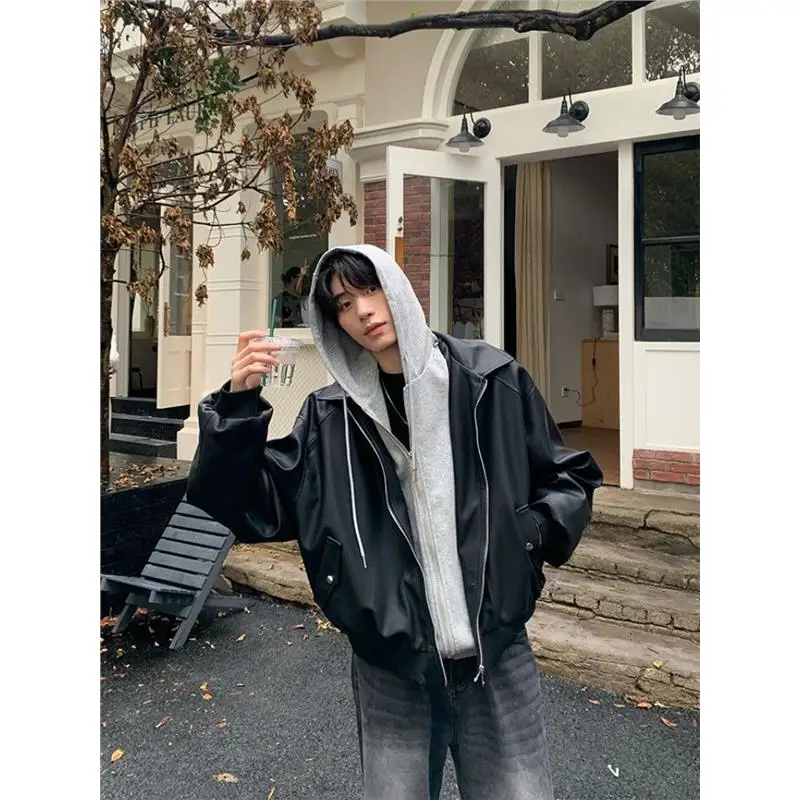 Мужская свободная куртка из искусственной кожи с капюшоном, имитация двухслойности, в мотоциклетном стиле, модная и стильная, подходит для пар, осенняя одежда
Мужская свободная куртка из искусственной кожи с капюшоном, имитация двухслойности, в мотоциклетном стиле, модная и стильная, подходит для пар, осенняя одежда