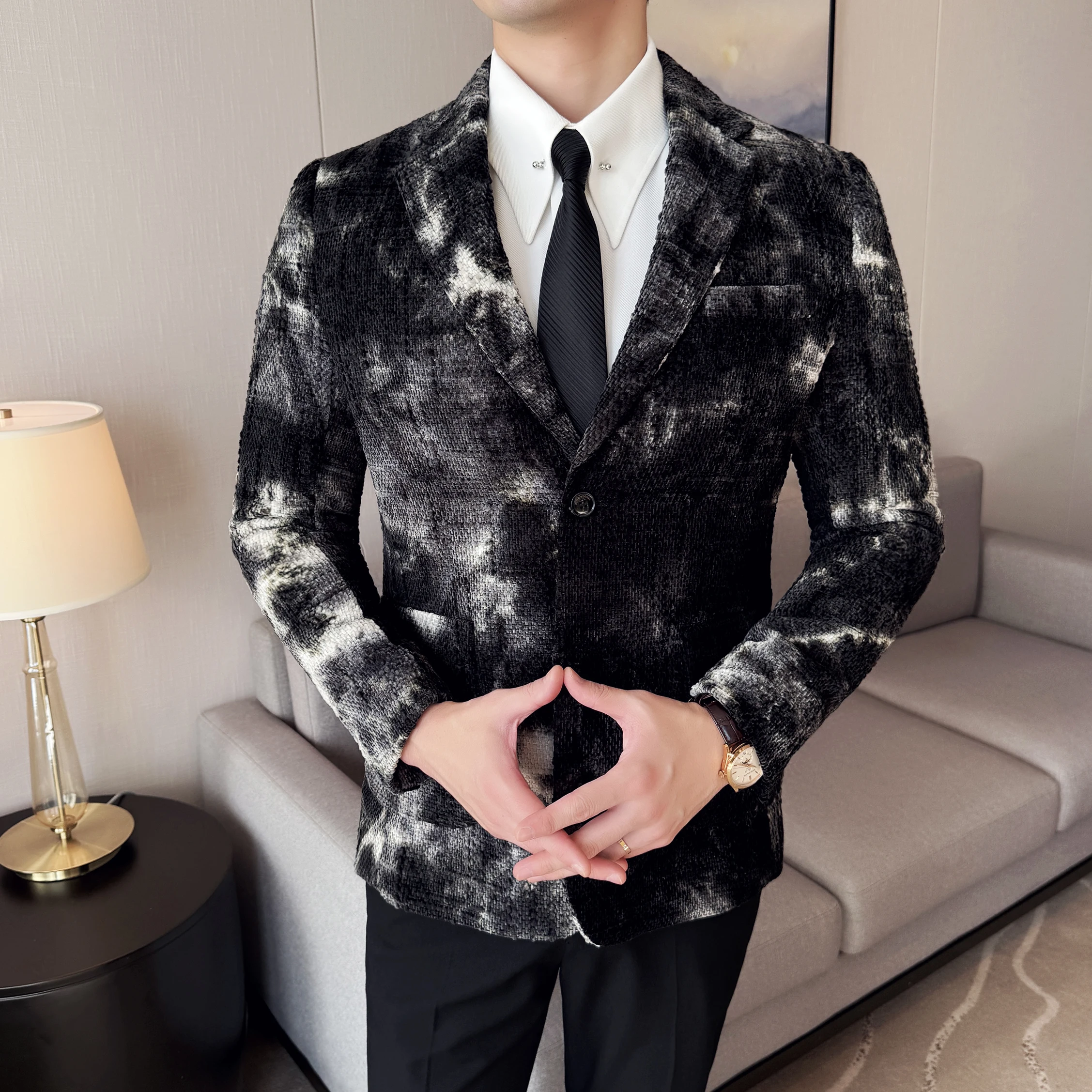 Высококачественный модный повседневный пиджак из синели, окрашенный в галстук для мужчин, стильный деловой костюм облегающего кроя в корейском стиле
Высококачественный модный повседневный пиджак из синели, окрашенный в галстук для мужчин, стильный деловой костюм облегающего кроя в корейском стиле