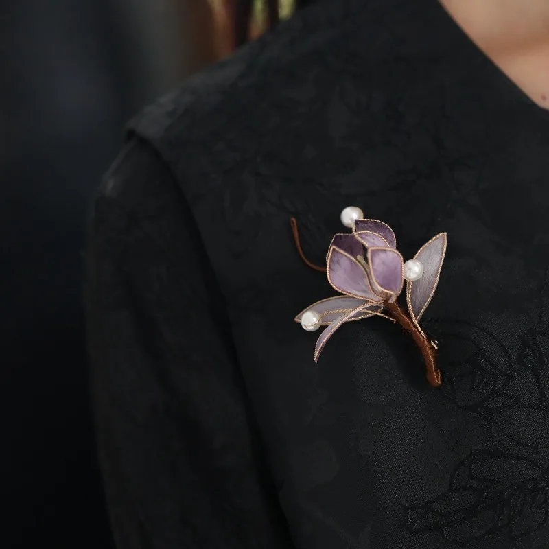 Fine Elegant Handmade Vintage Magnolia Brooch Chinese Style Velvet Pin for Cheongsam Accessory Autumn Winter Coat Corsage Gift
Fine Elegant Handmade Vintage Magnolia Brooch Chinese Style Velvet Pin for Cheongsam Accessory Autumn Winter Coat Corsage Gift