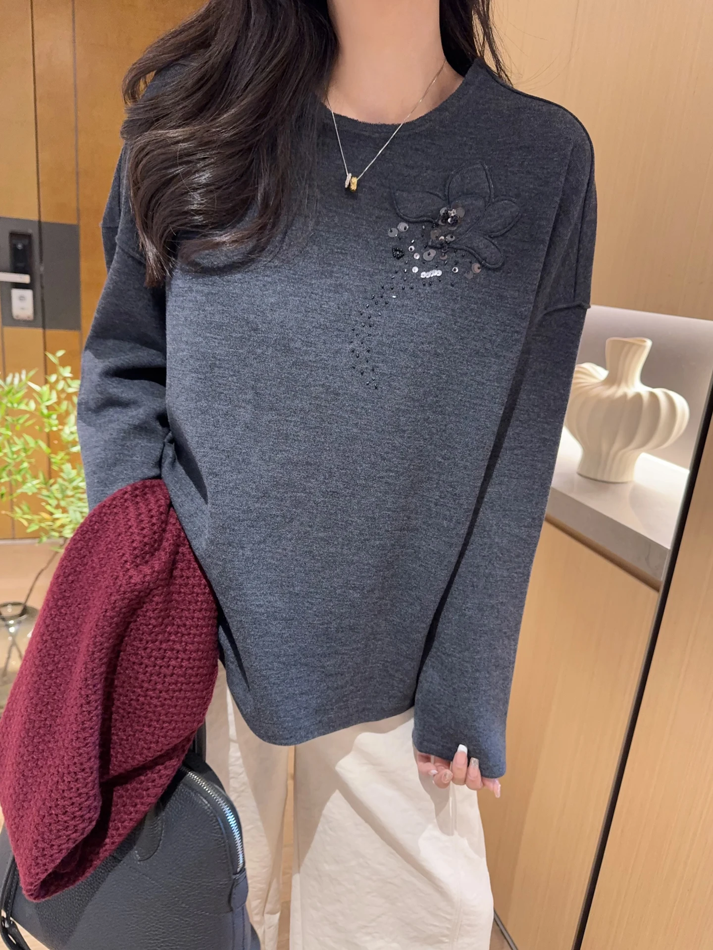 Elegant Embroidered Flower T-Shirt Casual Loose Fit Long Sleeve round Neck Top for Women Soft Comfortable Wool Blend Fabric
Elegant Embroidered Flower T-Shirt Casual Loose Fit Long Sleeve round Neck Top for Women Soft Comfortable Wool Blend Fabric