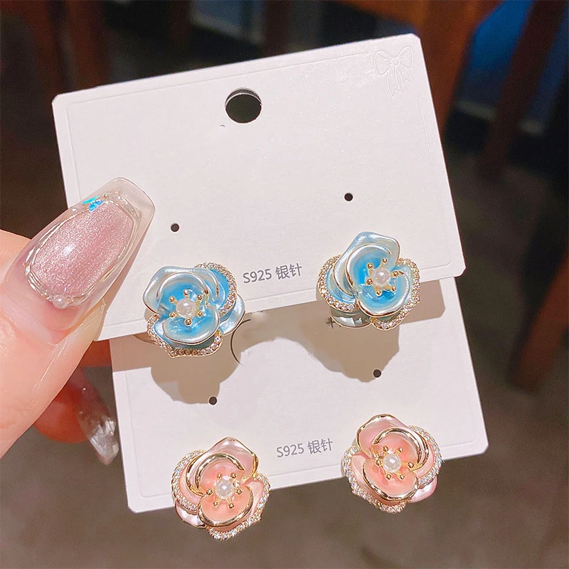 Серьги из серебра 925 пробы в корейском стиле с белыми, синими, розовыми цветами и жемчугом для женщин, модные новинки 2026 года, трендовые хрустальные серьги
Серьги из серебра 925 пробы в корейском стиле с белыми, синими, розовыми цветами и жемчугом для женщин, модные новинки 2026 года, трендовые хрустальные серьги