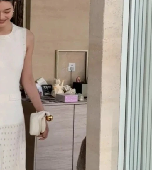 2025 женское белое вязаное платье с круглым вырезом без рукавов, облегающее праздничное элегантное женское платье миди
2025 женское белое вязаное платье с круглым вырезом без рукавов, облегающее праздничное элегантное женское платье миди