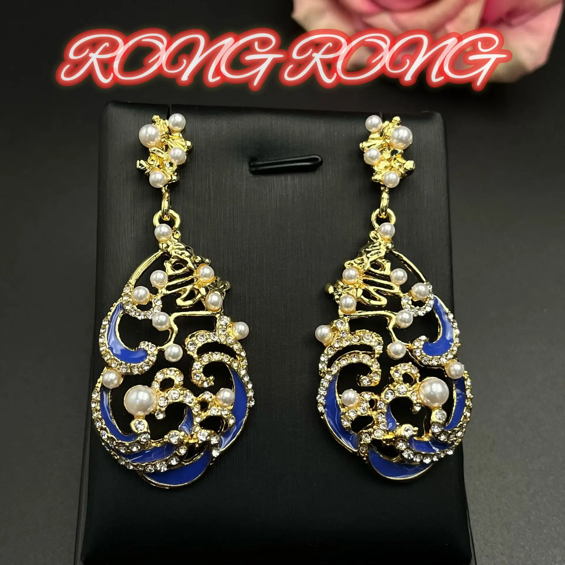 European and American Retro Court Style Temperament Blue Wave Pearl Stud Earrings Sense Medieval Niche Design Earrings
European and American Retro Court Style Temperament Blue Wave Pearl Stud Earrings Sense Medieval Niche Design Earrings