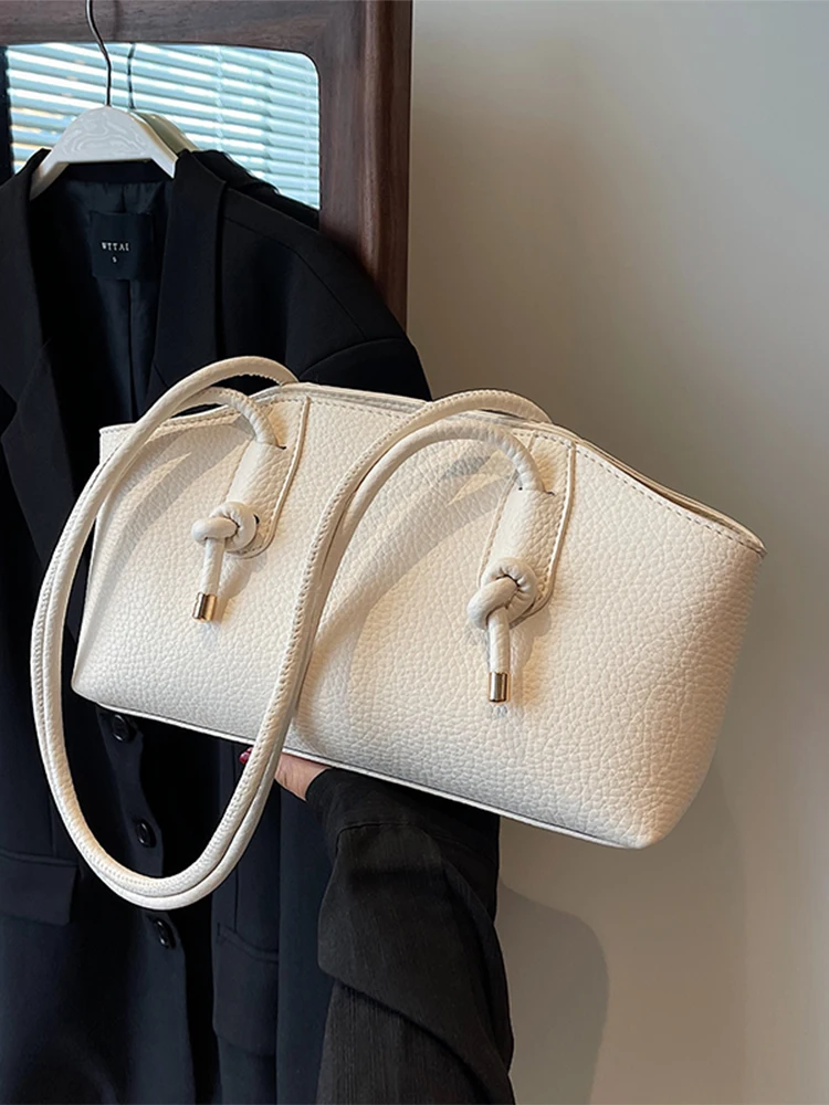 Fashionable Large Capacity Women's Shoulder Bag Stylish Tote Bag Commuter Bag Quality Texture Casual Simple Style Handbag
Fashionable Large Capacity Women's Shoulder Bag Stylish Tote Bag Commuter Bag Quality Texture Casual Simple Style Handbag
