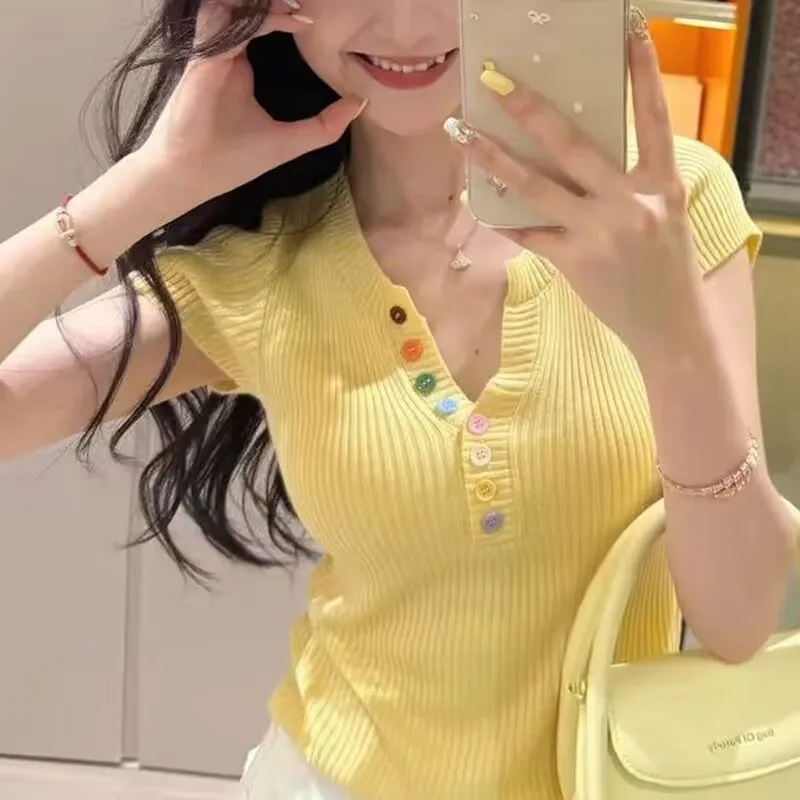 2025 Colorful Buttons V-Neck Knitted T-shirt Summer Women Korean Short Sleeve Slim Fit T-Shirt Sweet Girls Casual Tee Top
2025 Colorful Buttons V-Neck Knitted T-shirt Summer Women Korean Short Sleeve Slim Fit T-Shirt Sweet Girls Casual Tee Top