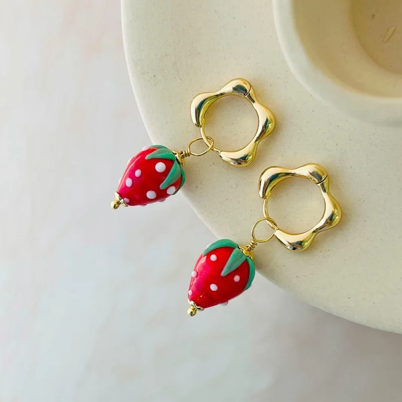 New Niche High-end Coloured Glaze Red Strawberry Earrings Light Luxury Flower Hoop Earrings Sweet Cool Valentines Day Earrings
New Niche High-end Coloured Glaze Red Strawberry Earrings Light Luxury Flower Hoop Earrings Sweet Cool Valentines Day Earrings