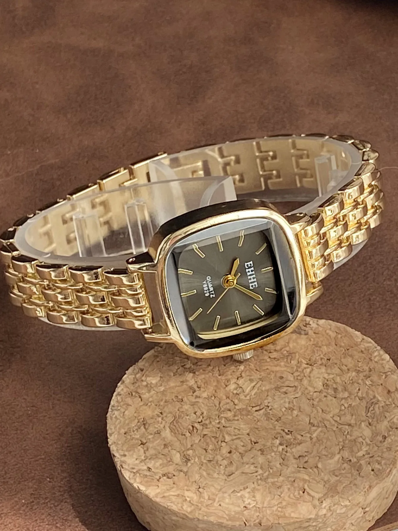 2025 женские модные квадратные часы с ремешком из золотого сплава, роскошные женские кварцевые наручные часы, женские часы с римской шкалой
2025 женские модные квадратные часы с ремешком из золотого сплава, роскошные женские кварцевые наручные часы, женские часы с римской шкалой