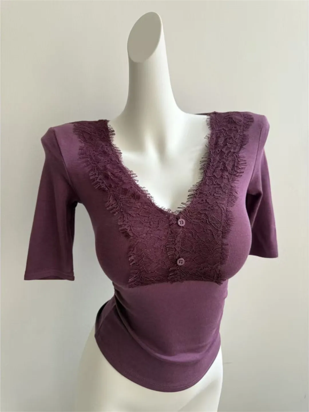 Casual Style Lace Patchwork V-Neck Short Sleeve T-Shirt Women's Slim Fit Short Length Top Autumn Fashionable Versatile Basic
Casual Style Lace Patchwork V-Neck Short Sleeve T-Shirt Women's Slim Fit Short Length Top Autumn Fashionable Versatile Basic