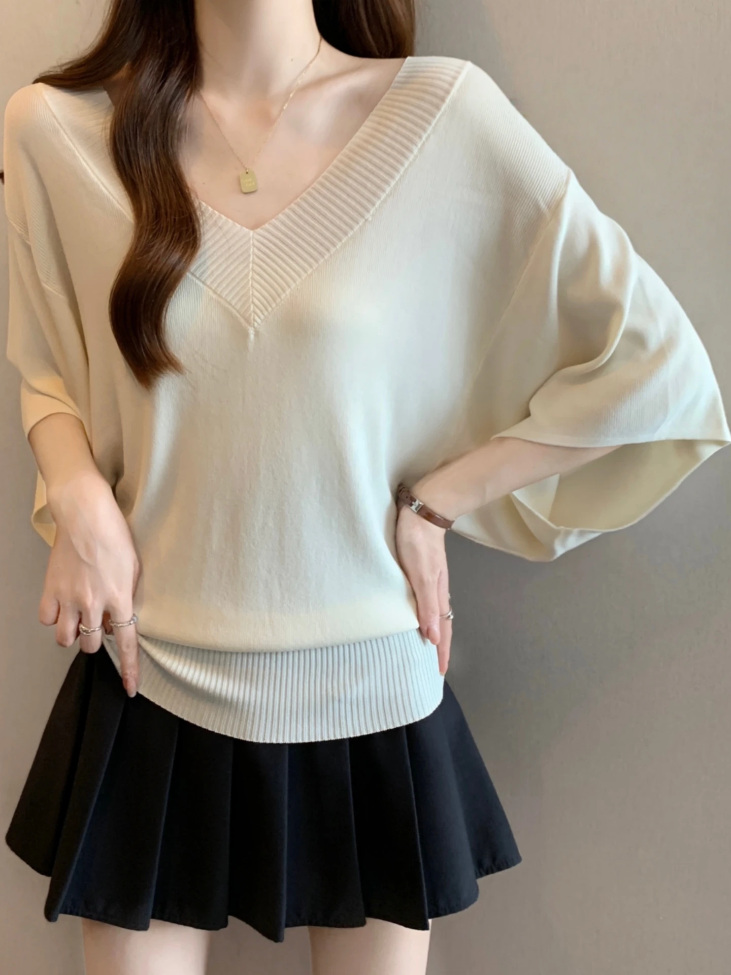 Women's Ice Silk V-Neck Short Sleeve T-Shirt Batwing Sleeve Base Shirt Slimming Cooling Comfortable Korean Style Summer Top
Women's Ice Silk V-Neck Short Sleeve T-Shirt Batwing Sleeve Base Shirt Slimming Cooling Comfortable Korean Style Summer Top