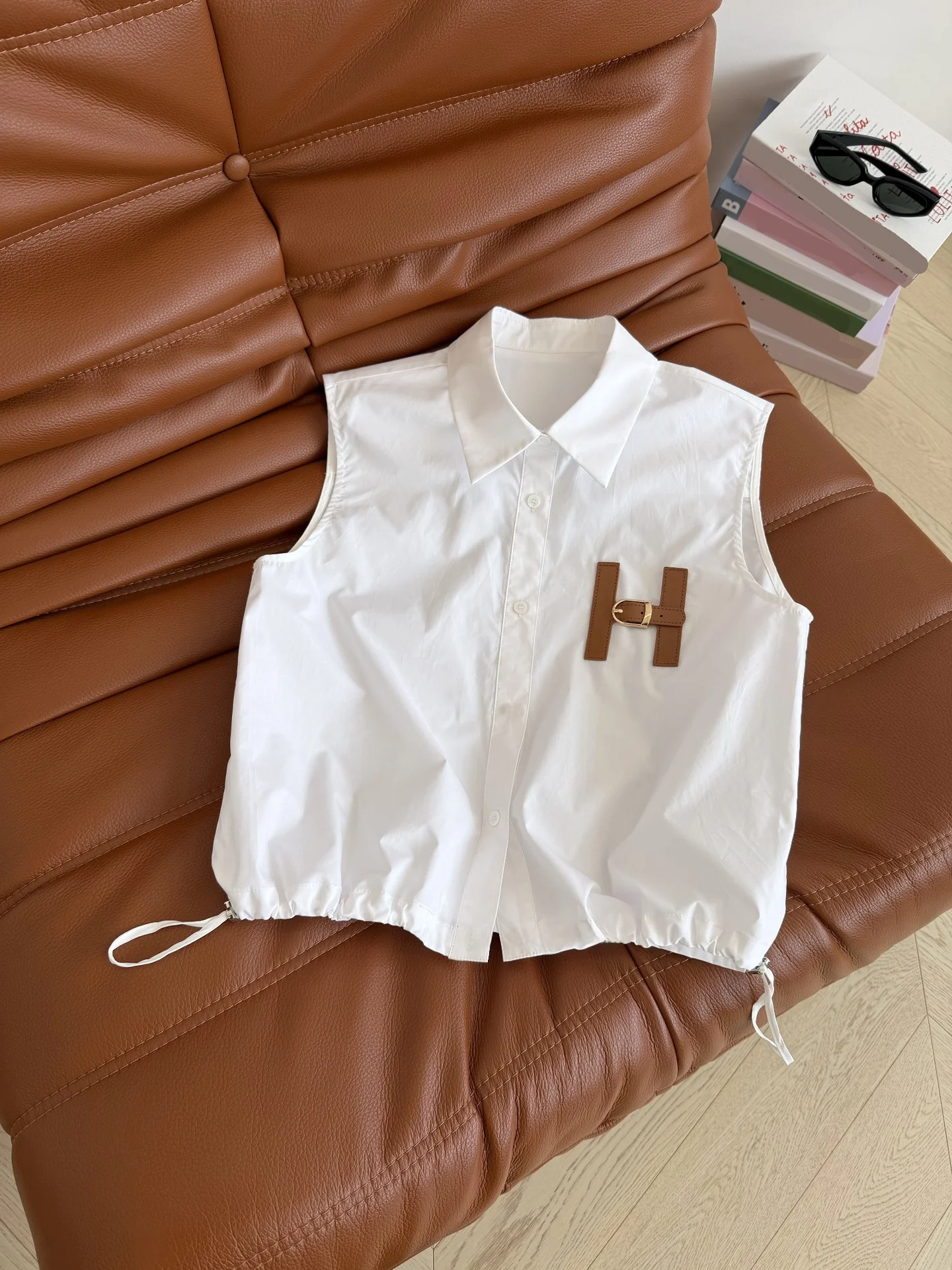 Summer New Arrival White Sleeveless Women's Shirt Cotton Casual Style Drawstring Hem Letter Leather Patch Front South Oil Hig...
Summer New Arrival White Sleeveless Women's Shirt Cotton Casual Style Drawstring Hem Letter Leather Patch Front South Oil Hig...