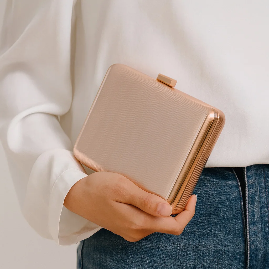 European and American New Style Iron Box Handbags Fashionable and Individual Ladies Evening Clutch Bags for Fashionable Ladies
European and American New Style Iron Box Handbags Fashionable and Individual Ladies Evening Clutch Bags for Fashionable Ladies