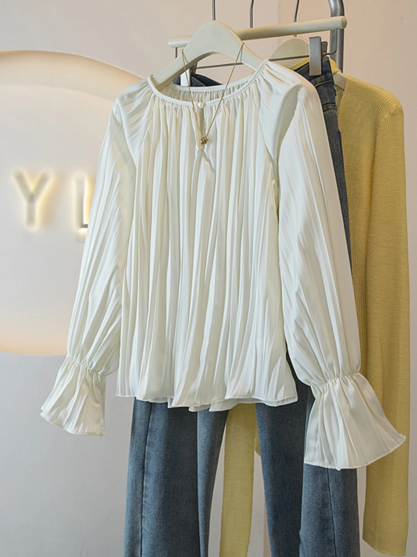 White Bell Sleeve Long Sleeve Base Shirt Women Spring Autumn plus Size Flattering Design Pleated Korean Style Office Wear
White Bell Sleeve Long Sleeve Base Shirt Women Spring Autumn plus Size Flattering Design Pleated Korean Style Office Wear