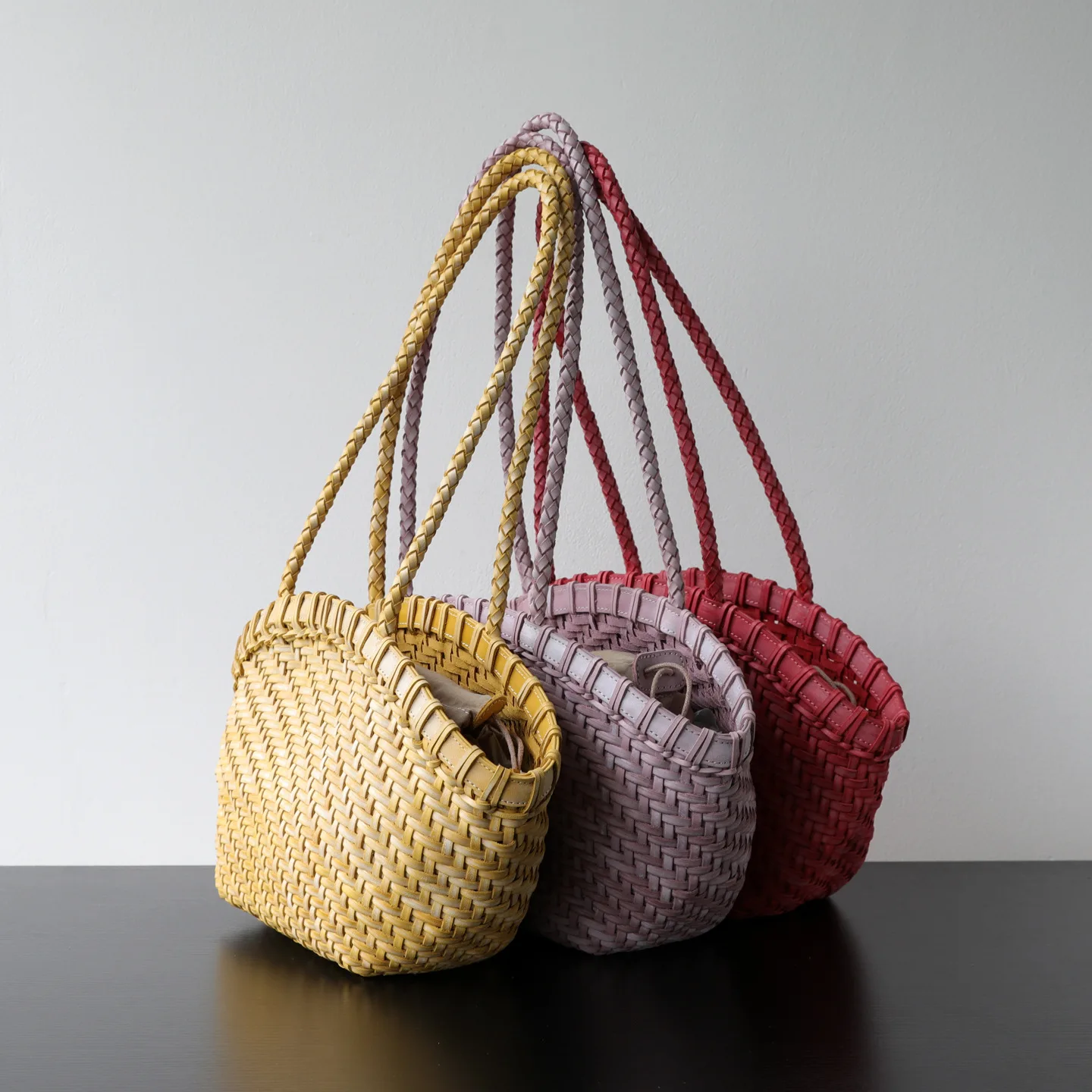 Designer luxury women's bag hand-woven vegetable-tanned leather tote bag shell-shaped holiday-style real leather shoulder bag
Designer luxury women's bag hand-woven vegetable-tanned leather tote bag shell-shaped holiday-style real leather shoulder bag