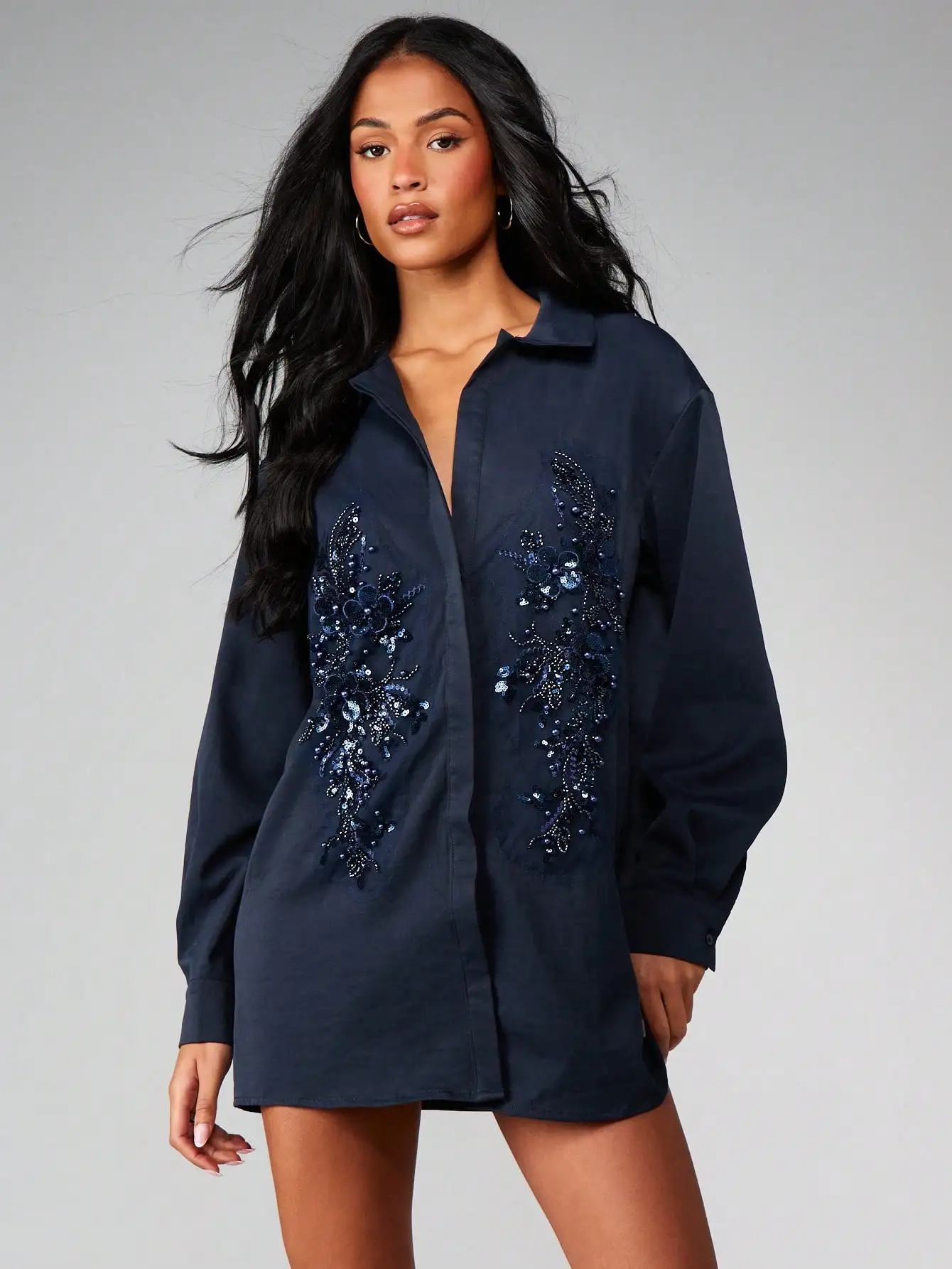 Темно-синее мини-платье с длинными рукавами, воротником и цветочными аппликациями из пайеток
Темно-синее мини-платье с длинными рукавами, воротником и цветочными аппликациями из пайеток