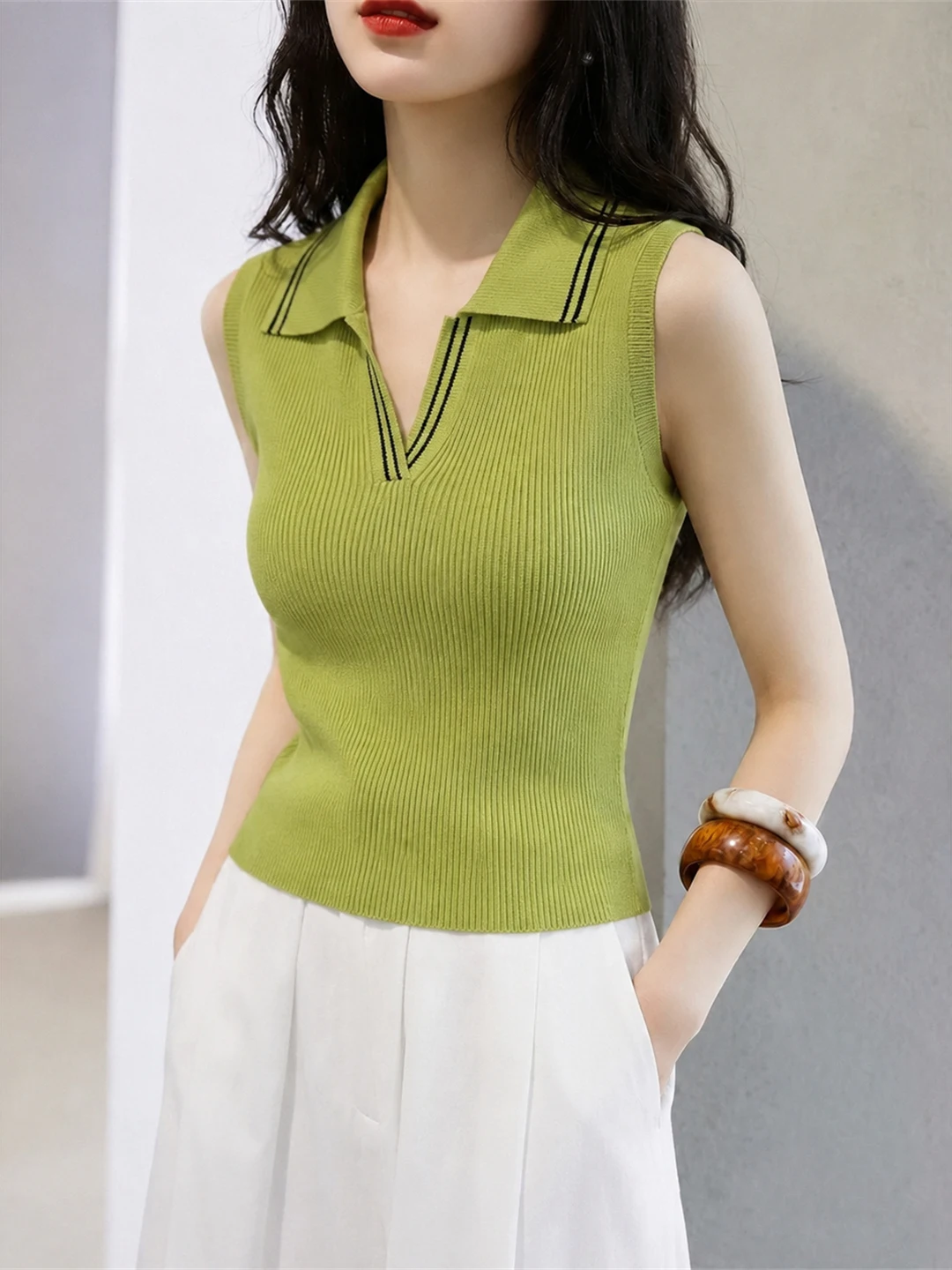 Chic Contrast Color Knitted Ice Silk Vest Summer Casual Top Women's Fashionable Simple Design Crew Neck Short Length Tunic
Chic Contrast Color Knitted Ice Silk Vest Summer Casual Top Women's Fashionable Simple Design Crew Neck Short Length Tunic