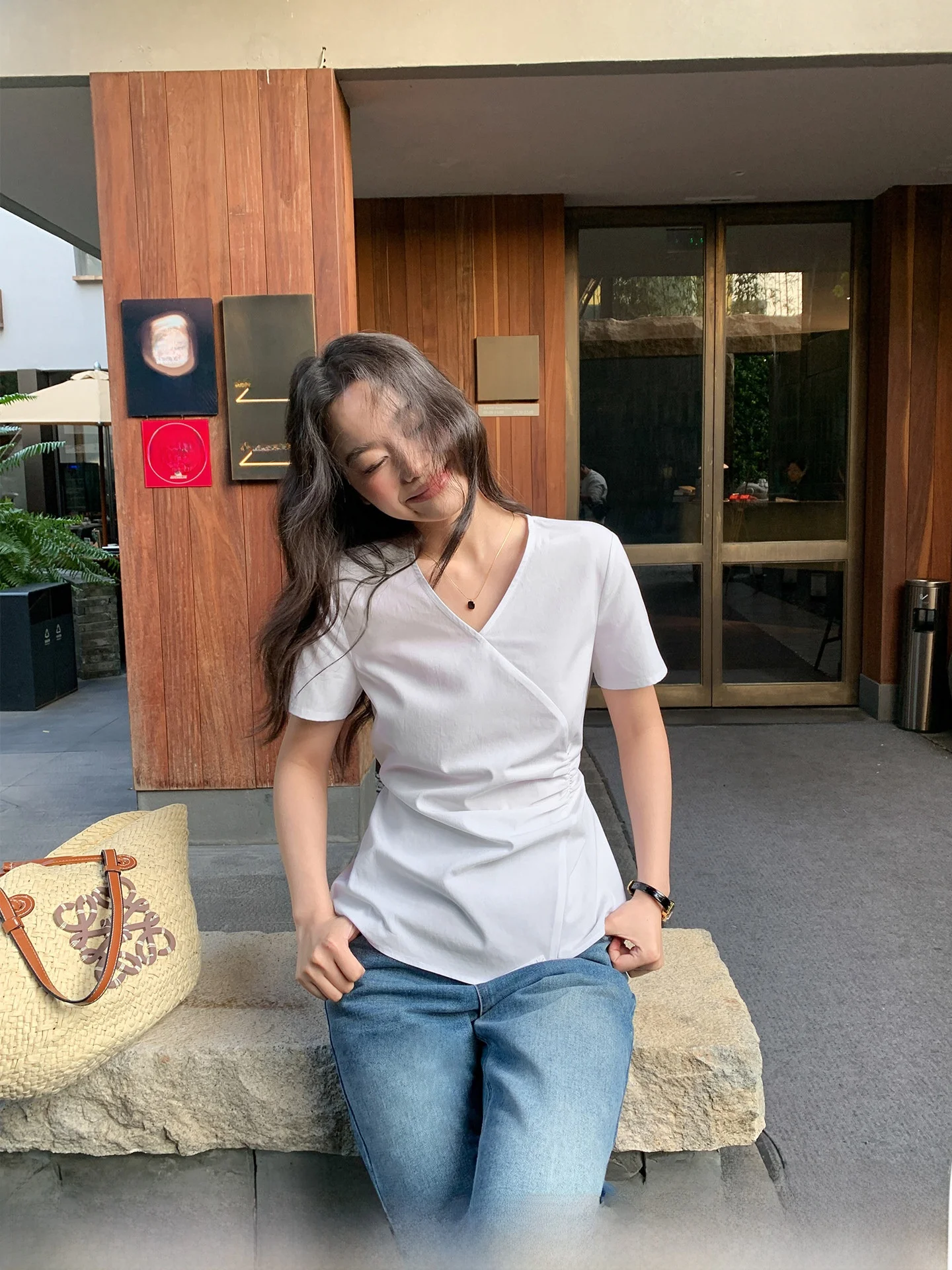 Swallow Happy Short Sleeve V-neck Pleated Shirt French Style Slim Fit Women's Premium Fashion Top Pure Color Casual Wear
Swallow Happy Short Sleeve V-neck Pleated Shirt French Style Slim Fit Women's Premium Fashion Top Pure Color Casual Wear