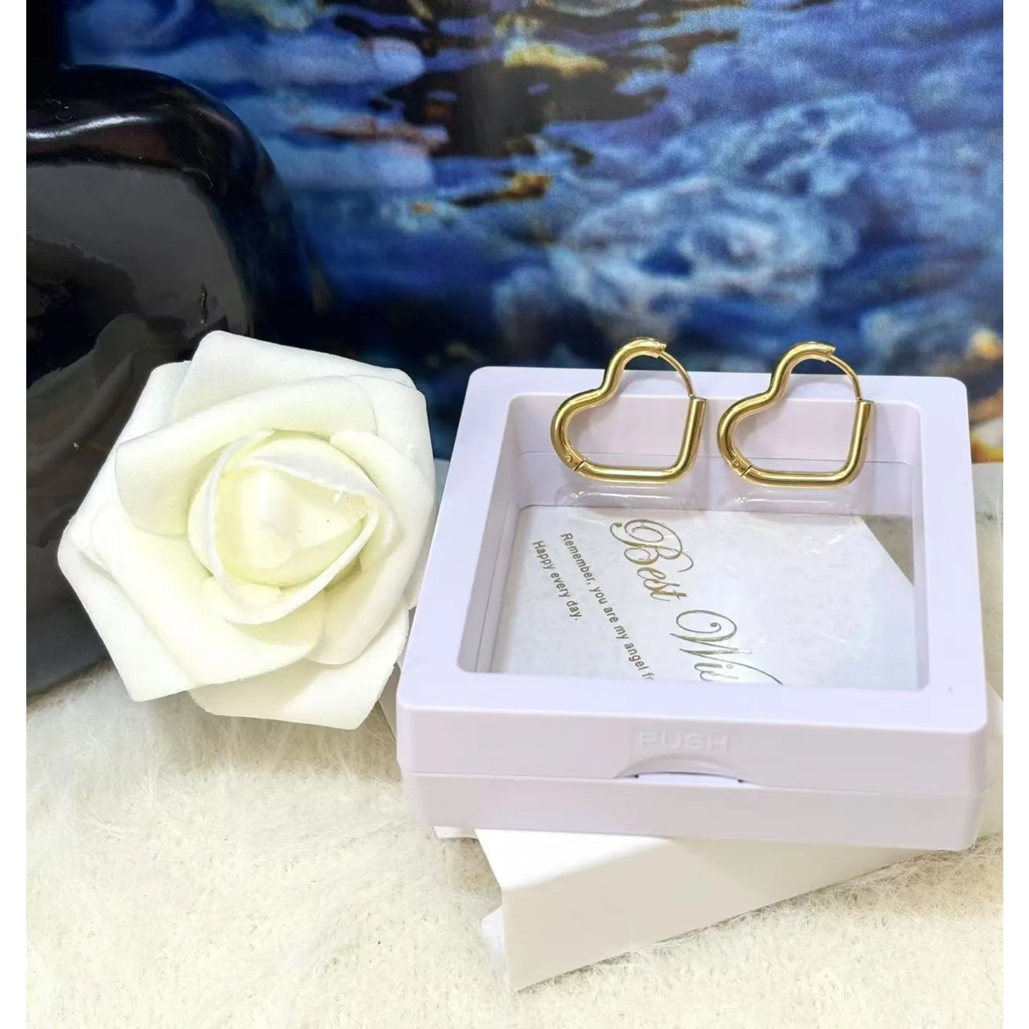 YILEI simple popular stainless steel gold love earrings women's temperament gift box
YILEI simple popular stainless steel gold love earrings women's temperament gift box